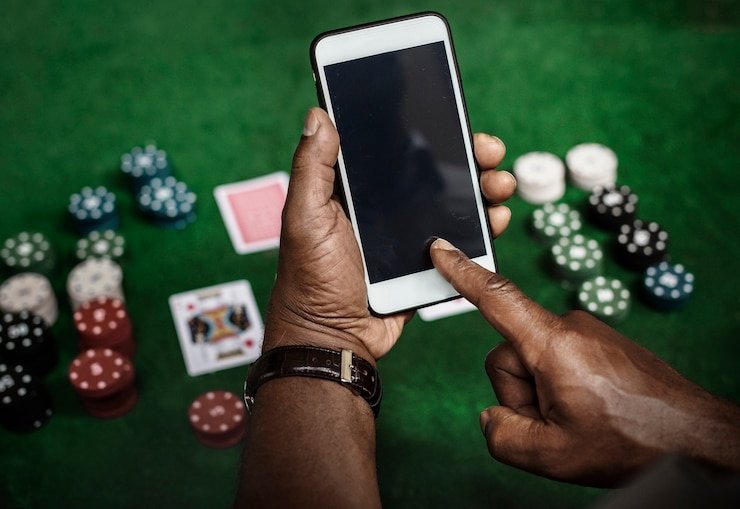 Pengguna war123 memperkenalkan platform hiburan digital kepada teman dewasanya melalui smartphone